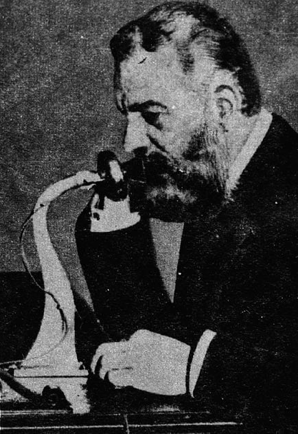 Alexander Graham Bell utilise le téléphone pour inaugurer la ligne interurbaine New York - Chicago le 18 octobre 1898. Alexander Graham Bell utilise le téléphone pour inaugurer la ligne interurbaine New York - Chicago le 18 octobre 1898.